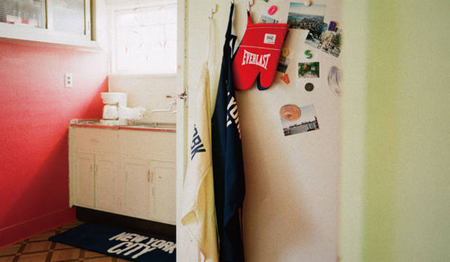 NYC KITCHEN RUG（Navy）1万2960円、NYC APRON（Navy / Off-White）各7344円、GLOVE BY EVERLAST（Navy / Red）各3780円