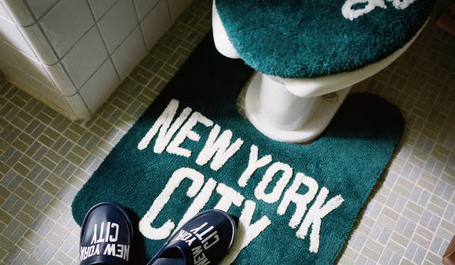NYC BATHROOM RUG（D.Green）7560円、NYC TOILED LID（D.Green）5400円