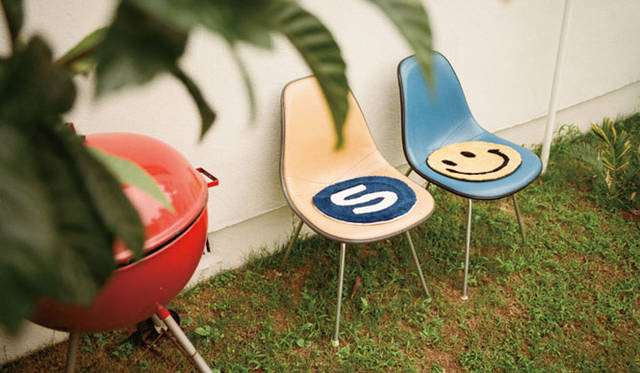 ALPHABET CHAIR RUG（Navy “S”）4320円、SMILE CHAIR RUG（Yellow）4320円