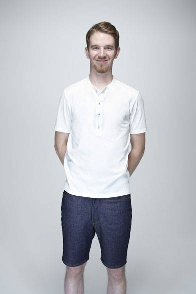 ショートスリーブヘンリーネック1万584円、デニムショーツ2万3760円