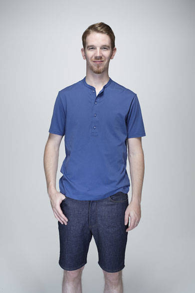 ショートスリーブヘンリーネック1万584円、デニムショーツ2万3760円