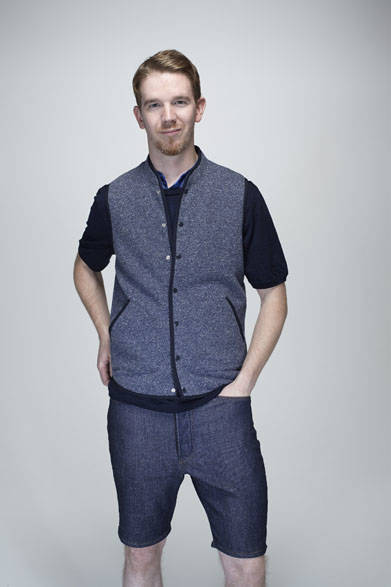 ボタンベスト1万5120円、ウールウォッシャブルTシャツ1万2960円、デニムショーツ2万3760円