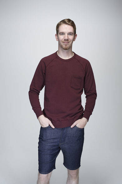 クラシッククルーネックスウェット1万2960円、デニムショーツ2万3760円