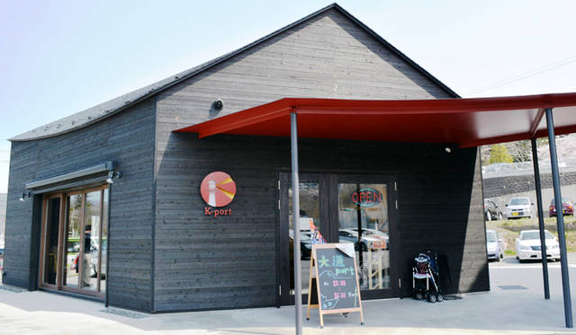 気仙沼港に面したK-port。シンプルな空間は伊東豊雄さんによるもの。隣にはプロも買い付けにくる「磯屋水産」があり、こちらも伊東さんがデザイン