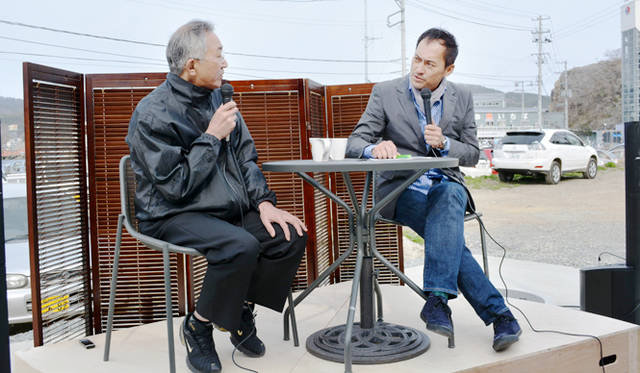 なごやかに対談がスタート。前川さんも船の上とは違ってリラックスした表情が印象的