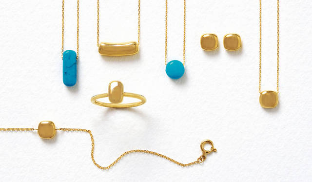 <strong>ジュエリーライン「GEOMETRIC」</strong><br>左から、ネックレス（K18×ターコイズ）6万4800円、ネックレス（K18）10万8000円、ネックレス（K18×ターコイズ）5万4000円、ピアス（K18）7万9920円、ネックレス（K18）8万1000円、リング（K18）9万1800円、ブレスレット（K18）6万4800円
