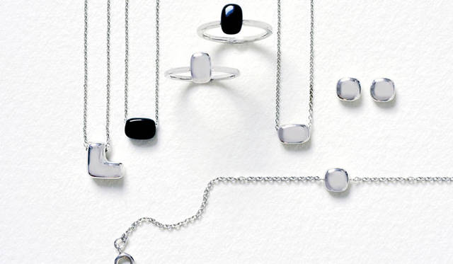 <strong>ジュエリーライン「GEOMETRIC」</strong><br>左から、ネックレス（SV）3万240円、ネックレス（Pt×オニキス）8万6400円、ネックレス（SV）2万8080円、リング（SV）3万240円、（Pt×オニキス）9万7200円、ピアス（SV）2万1600円、ブレスレット（SV）2万4840円