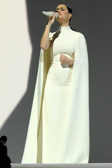 Katy Perry｜ケイティー・ペリー<br /><br />『By the Grace of God』を披露したケイティー・ペリー。<br /><br />ドレス：ヴァレンティノ<br />Credit: Valentino/GettyImages