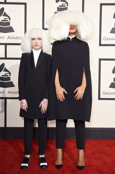 （左より）　Maddie Ziegler  & Sia｜マディ・ジーグラー＆シーア<br /><br />授賞式で素顔を出さず、ヒット曲『シャンデリア』のパフォーマンスを披露し、話題となったシンガーソンライターのシーア。同パフォーマンスに、シーアのPVにも登場した美少女ダンサーのマディ・ジーグラーがダンスを披露した。<br /><br />すべてのアイテム（2人とも）：ジョルジオ アルマーニ