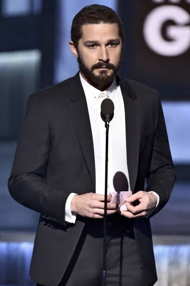 Shia LaBeouf｜シャイア・ラブーフ <br /><br />プレゼンターとして登場した俳優のシャイア・ラブーフ。<br /><br />タキシード：ジョルジオ アルマーニ<br />Photo Credit: Kevin Winter