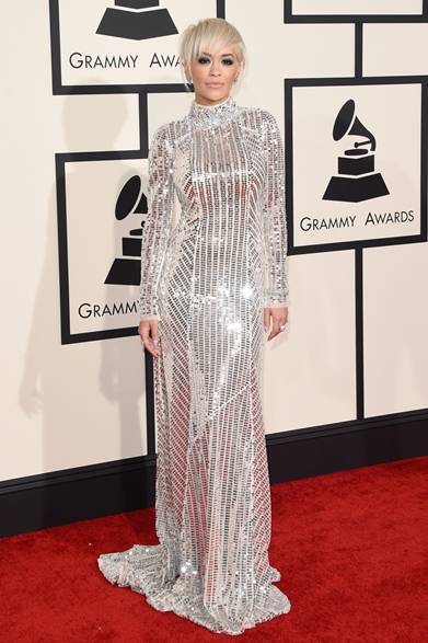 Rita Ora｜リタ・オラ<br /><br />輝かしいドレスでレッドカーペットに登場したリタ・オラ。<br /><br />ドレス：プラダ<br />Courtesy of Prada