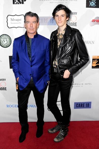 （左より）Pierce Brosnan & Dylan Brosnan｜ピアース・ブロスナン＆ディラン・ブロスナン<br /><br />グラミーのアフターパーティに、ピアース・ブロスナンと息子のディランが親子揃って登場。<br /><br />すべてのアイテム（ディラン・ブロスナン）：サンローラン<br /> COUTESY OF SAINT LAURENT