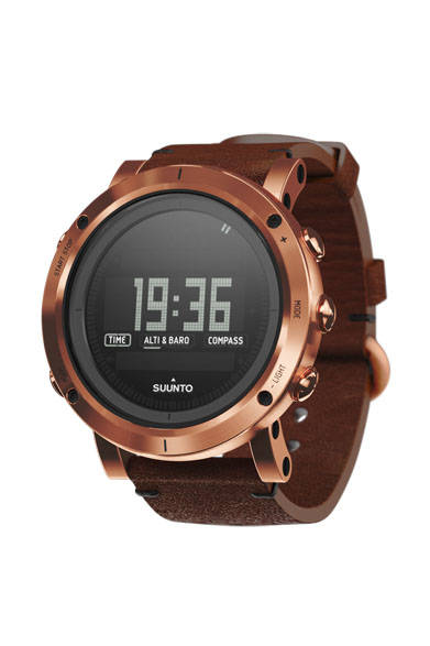 味わい深い赤銅色を身に纏い、素材感を強く押し出した深茶のイタリアンレザーストラップのカッパー。ほかにはない色合いで、どこかクラシカルな印象を与えるシルエットに仕上がっている。レザーストラップモデル「スント エッセンシャル カッパー（銅）」9万7200円