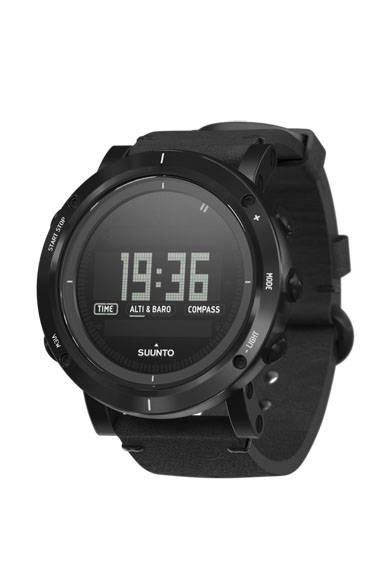 コレクション唯一の人工素材から名づけられたカーボンは、スエード調になめされたイタリアンレザーストラップにサテン仕上げのフェイスをもつオールブラックタイプ。レザーストラップモデル「スント エッセンシャル カーボン」9万7200円