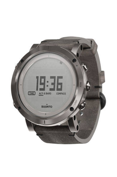 いぶされた鉄をデザインしたスティールは、あえて光沢を落としたマットなフェイスカラーが、スエード調のイタリアンレザーストラップにマッチしている。レザーストラップモデル「スント エッセンシャル スティール（鉄）」9万7200円