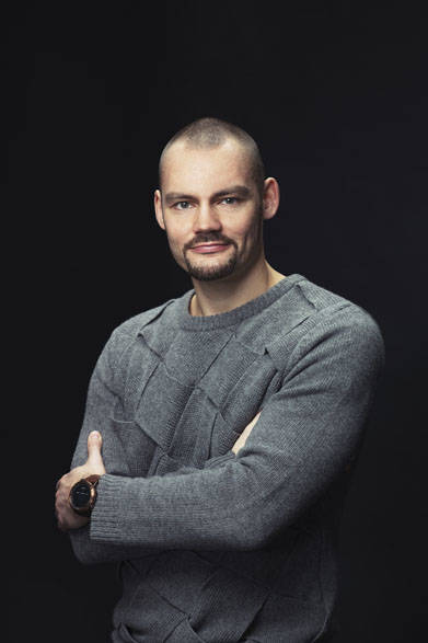 Fデザインアワードやレッド･ドット・デザインアワードなど、数多くの受賞歴を誇るデザイナー、ティモ・イリルオマ氏。1936年の創業モデル「M-311フィールドコンパス」のシンプルかつ機能美に長けたシルエットに共感し、「SUUNTO Essential Collection」を生み出した。