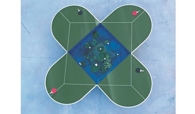 ガブリエル・オロスコ《ピン＝ポンド・テーブル》1998年 変形卓球台、卓球ラケット、ボール、水槽、ポンプフィルター、蓮 H76.7 × W424.5 × D424.5 cm 金沢21世紀美術館 蔵