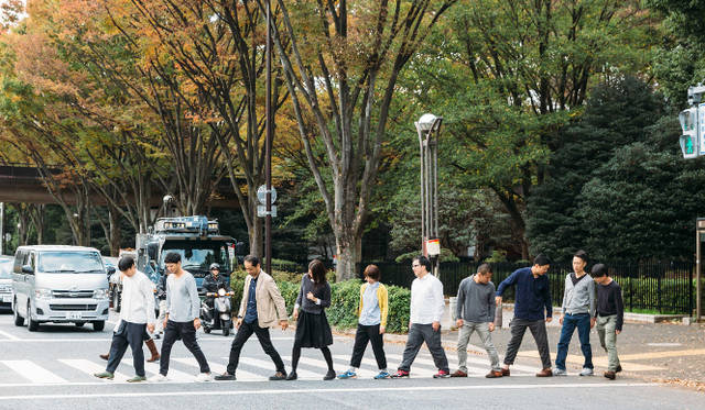 「10人でできること：歩幅を使って横断歩道の長さを測る」（Photo：川瀬一絵）