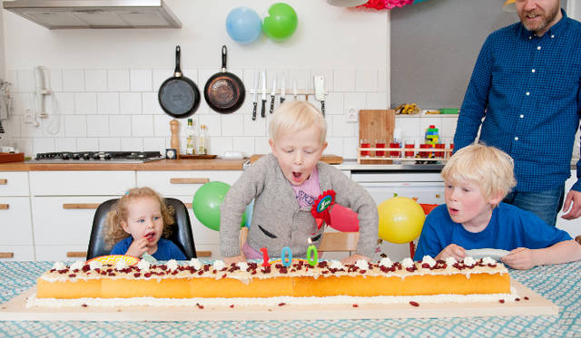 「1 Meter Party」ヘルムート・スミッツ　子どもが1メートルになったことを祝うパーティーの写真作品（Photo：Lotte Stekelenburg）