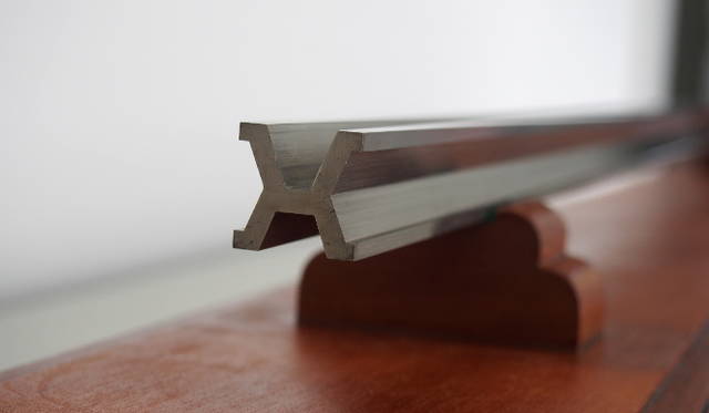 「メートル原器（レプリカ）」（東京都計量検定所 所蔵）　1875年に締結されたメートル条約に基づき制定された、かつての1メートルの国家標準