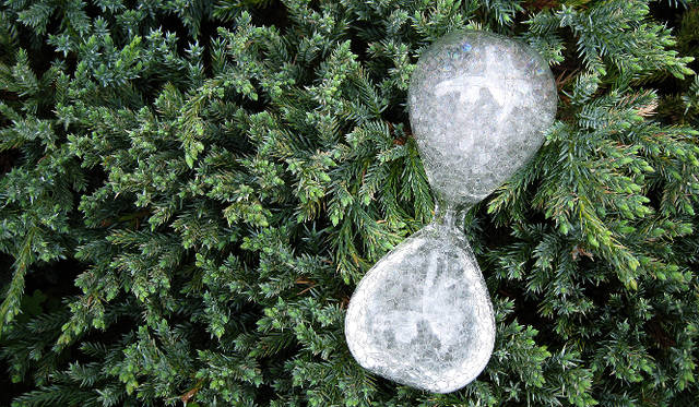 「時間の比較：awaglass」寺山紀彦（studio note）　人が時という概念をこれまでどのように視覚化してきたか、さまざまな計測道具を展示し、時間の捉え方を紹介。泡で時を計る泡時計を展示