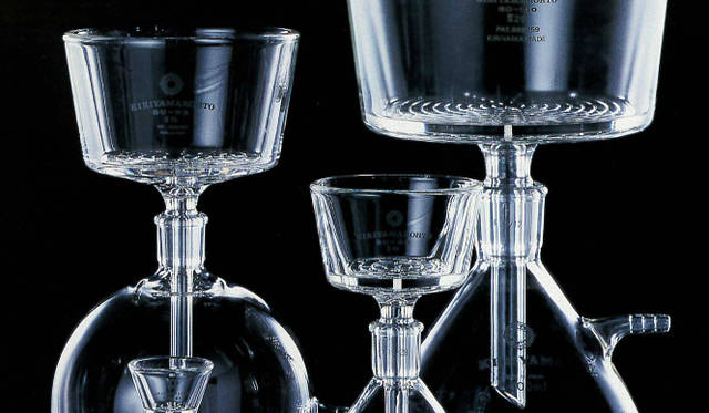 「容積の比較：化学ガラスの集合体」桐山製作所　1Lの容量のかたちを化学ガラスの多様性とともに比較展示