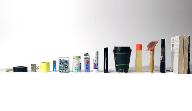 「長さの比較：1-100のものさし」展覧会企画チーム（Photo：寺山紀彦（studio note））　身のまわりにある1～100センチメートルのものを探して、背の順に並べて展示