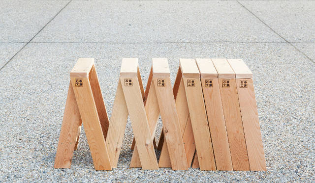 「単位の応用とデザイン：AAスツール」トラフ建築設計事務所（Photo：吉次史成）　26×90mmのデッキ材だけでできたシンプルなスツール。重ね合わせて一体になっているスツールはふたつに分けられ、来客があったときや、小さなスペースでは単体としても使える