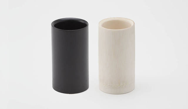 <strong>日本の湯道具ブランド「YUIRO」</strong><br>「竹器」。古くからおむすびを竹皮で包んで持ち運ぶ先人の知恵にもあったように、竹には抗菌性、消臭性があり、人びとの暮らしに寄り添ってきた素材。成長が早い竹を細いうちに加工することで、人びとに繊細な印象を与え、丁寧な振る舞いを意識させる器。