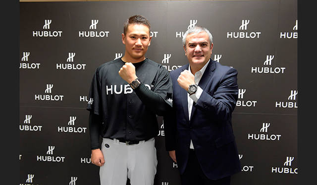 このイベントのためにスイスより来日したウブロCEOリカルド・グアダルーペ氏（右）と田中将大選手（左）。