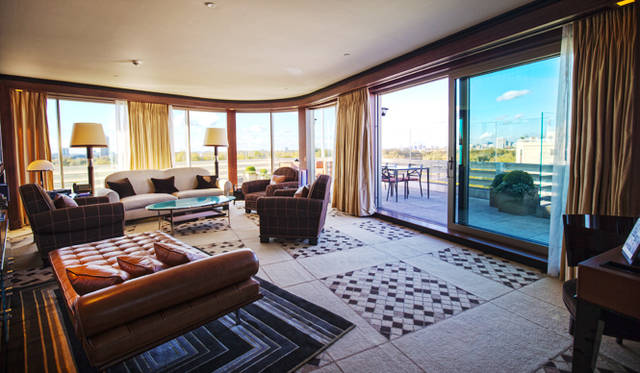 45 Park Lane｜45パークレーン<br>客室でもっとも広く優雅なスペースを有する最上階にある「ペントハウス」。ハイドパークを手前に、奥にはロンドン市街地が大パノラマで見渡せる