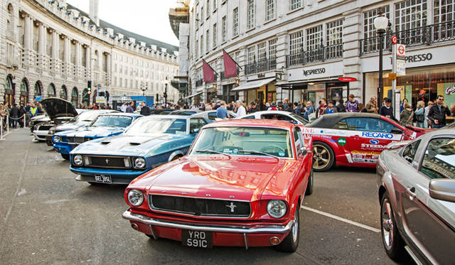 Regent Street Motor Show｜リージェントストリート モーターショー<br>ロンドンを訪ねた10月末、リージェントストリートを封鎖し、ヒストリックカーをメインとした「Regent Street Motor Show」が開催されていた。蒸気機関をもちいた1900年代以前のクルマを筆頭に、2014年で生誕50周年を迎えたフォード・マスタングの最新モデルまでが展示され、老若男女で賑わう光景は、やはりここは自動車文化先進国、イギリスだということを実感させてくれる