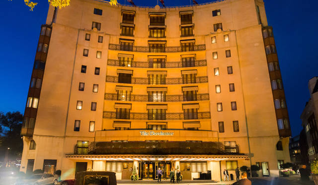 The Dorchester｜ザ・ドーチェスター<br>45パークレーンの姉妹ホテルで通りを挟んで隣りに建つのが、この「ザ・ドーチェスター」。バーラウンジやレストラン、スパなど気分に合わせて使い分けることもできる