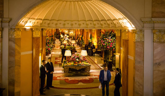 The Dorchester｜ザ・ドーチェスター<br>エントランスを抜けると、正面に広がるロビーフロア「ザ・プロムナード」が旅人を出迎えてくれる