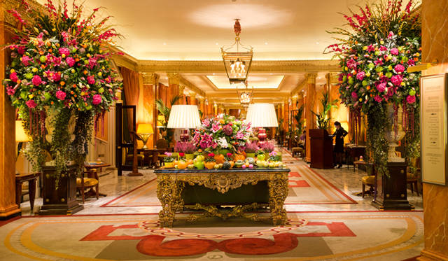 The Dorchester｜ザ・ドーチェスター<br>ザ・プロムナードに飾られる花々はもちろん生花によるアレンジメント。フレッシュな香りがあたりを包む