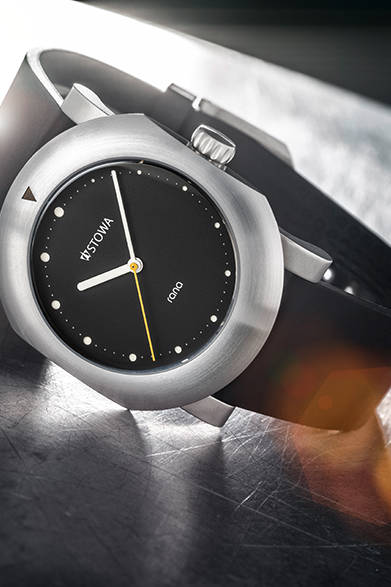 <strong>rana(ラナ)</strong><br/>ケース｜ステンレススチール<br/>ムーブメント｜自動巻き（ETA-2824 ウッドペッカー緩急針）<br/>パワーリザーブ｜40時間<br/>風防｜サファイアクリスタル<br/>ストラップ｜ラバー<br/>防水性｜10気圧<br/>税込予価｜62万6400円<br/><br/>TiCTAC 恵比寿店<br /> Tel. 03-3449-8462<br /> http://www.tictac-web.com/german_watch_2015<br />