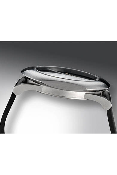 <strong>rana(ラナ)</strong><br/>ケース｜ステンレススチール<br/>ムーブメント｜自動巻き（ETA-2824 ウッドペッカー緩急針）<br/>パワーリザーブ｜40時間<br/>風防｜サファイアクリスタル<br/>ストラップ｜ラバー<br/>防水性｜10気圧<br/>税込予価｜62万6400円<br/><br/>TiCTAC 恵比寿店<br /> Tel. 03-3449-8462<br /> http://www.tictac-web.com/german_watch_2015<br />