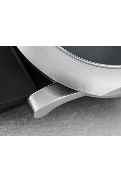 <strong>rana(ラナ)</strong><br/>ケース｜ステンレススチール<br/>ムーブメント｜自動巻き（ETA-2824 ウッドペッカー緩急針）<br/>パワーリザーブ｜40時間<br/>風防｜サファイアクリスタル<br/>ストラップ｜ラバー<br/>防水性｜10気圧<br/>税込予価｜62万6400円<br/><br/>TiCTAC 恵比寿店<br /> Tel. 03-3449-8462<br /> http://www.tictac-web.com/german_watch_2015<br />