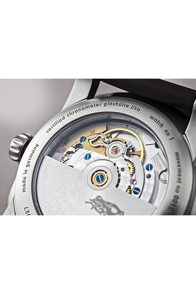 <strong>rana(ラナ)</strong><br/>ケース｜ステンレススチール<br/>ムーブメント｜自動巻き（ETA-2824 ウッドペッカー緩急針）<br/>パワーリザーブ｜40時間<br/>風防｜サファイアクリスタル<br/>ストラップ｜ラバー<br/>防水性｜10気圧<br/>税込予価｜62万6400円<br/><br/>TiCTAC 恵比寿店<br/>Tel. 03-3449-8462<br/>http://www.tictac-web.com/german_watch_2015<br/>