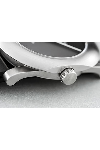 <strong>rana(ラナ)</strong><br/>ケース｜ステンレススチール<br/>ムーブメント｜自動巻き（ETA-2824 ウッドペッカー緩急針）<br/>パワーリザーブ｜40時間<br/>風防｜サファイアクリスタル<br/>ストラップ｜ラバー<br/>防水性｜10気圧<br/>税込予価｜62万6400円<br/><br/>TiCTAC 恵比寿店<br /> Tel. 03-3449-8462<br /> http://www.tictac-web.com/german_watch_2015<br />