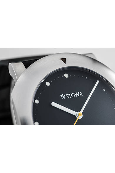 <strong>rana(ラナ)</strong><br/>ケース｜ステンレススチール<br/>ムーブメント｜自動巻き（ETA-2824 ウッドペッカー緩急針）<br/>パワーリザーブ｜40時間<br/>風防｜サファイアクリスタル<br/>ストラップ｜ラバー<br/>防水性｜10気圧<br/>税込予価｜62万6400円<br/><br/>TiCTAC 恵比寿店<br /> Tel. 03-3449-8462<br /> http://www.tictac-web.com/german_watch_2015<br />