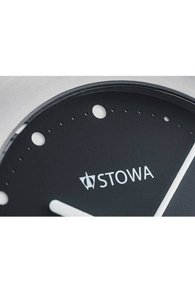 <strong>rana(ラナ)</strong><br/>ケース｜ステンレススチール<br/>ムーブメント｜自動巻き（ETA-2824 ウッドペッカー緩急針）<br/>パワーリザーブ｜40時間<br/>風防｜サファイアクリスタル<br/>ストラップ｜ラバー<br/>防水性｜10気圧<br/>税込予価｜62万6400円<br/><br/>TiCTAC 恵比寿店<br /> Tel. 03-3449-8462<br /> http://www.tictac-web.com/german_watch_2015<br />