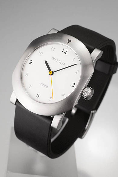 <strong>rana(ラナ)</strong><br/>ケース｜ステンレススチール<br/>ムーブメント｜自動巻き（ETA-2824 ウッドペッカー緩急針）<br/>パワーリザーブ｜40時間<br/>風防｜サファイアクリスタル<br/>ストラップ｜ラバー<br/>防水性｜10気圧<br/>税込予価｜62万6400円<br/><br/>TiCTAC 恵比寿店<br /> Tel. 03-3449-8462<br /> http://www.tictac-web.com/german_watch_2015<br />