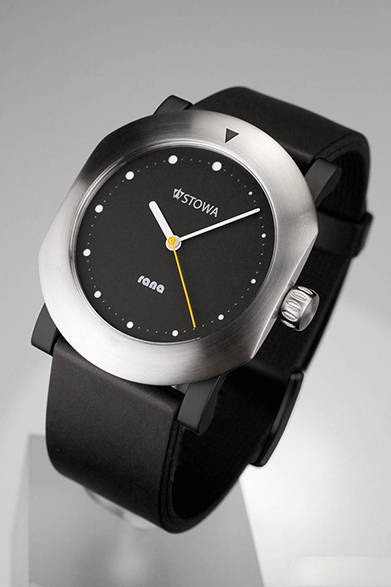 <strong>rana(ラナ)</strong><br/>ケース｜ステンレススチール<br/>ムーブメント｜自動巻き（ETA-2824 ウッドペッカー緩急針）<br/>パワーリザーブ｜40時間<br/>風防｜サファイアクリスタル<br/>ストラップ｜ラバー<br/>防水性｜10気圧<br/>税込予価｜62万6400円<br/><br/>TiCTAC 恵比寿店<br /> Tel. 03-3449-8462<br /> http://www.tictac-web.com/german_watch_2015<br />