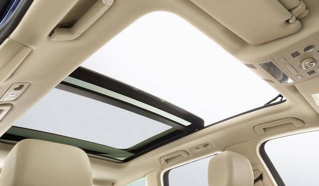 Volkswagen Touareg│フォルクスワーゲン トゥアレグ アップグレードパッケージにオプション設定される電動パノラマ スライディングルーフ