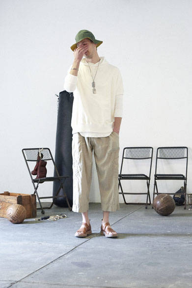 スウェット1万7280円、パーカ2万4840円、パンツ2万3760円、ハット1万5120円、サンダル4万8600円