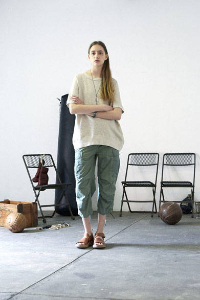 スウェット1万7280円、パンツ3万2400円、サンダル4万8600円