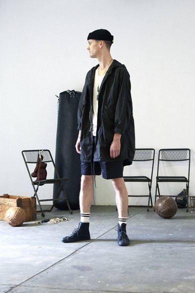 コート4万8600円、ショートパンツ2万2680円