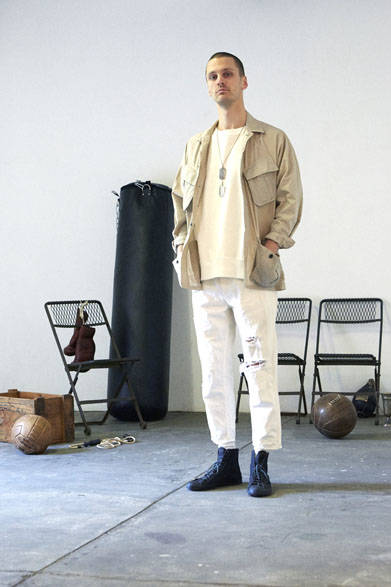 ジャケット3万5640円、スウェット1万7280円、パンツ1万7280円