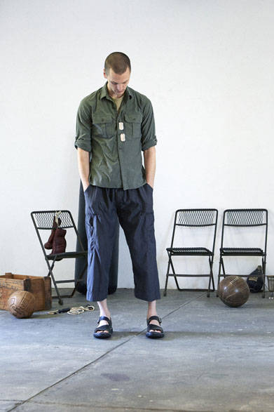 シャツ2万5920円、パンツ2万3760円、サンダル4万8600円